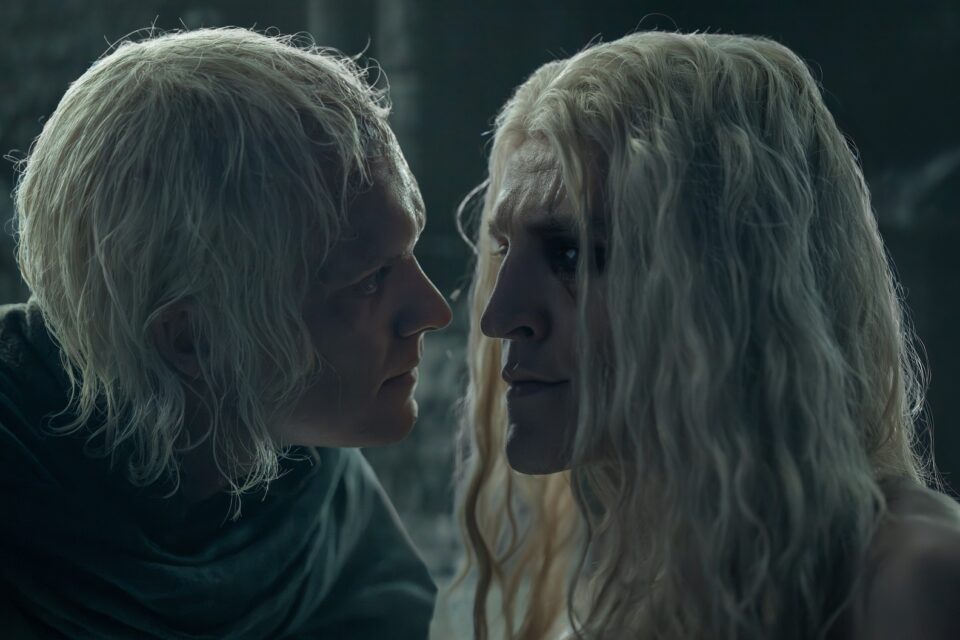 Aegon II Targaryen (Tom Glynn Carney) e Aemond Targaryen (Ewan Mitchell) in House of the Dragon 3 © Theo Whiteman/HBO